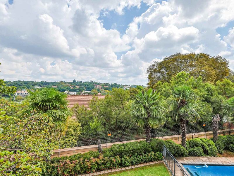 Elegant Family Living with Exceptional Security in Waterkloof Ridge - Photo 2