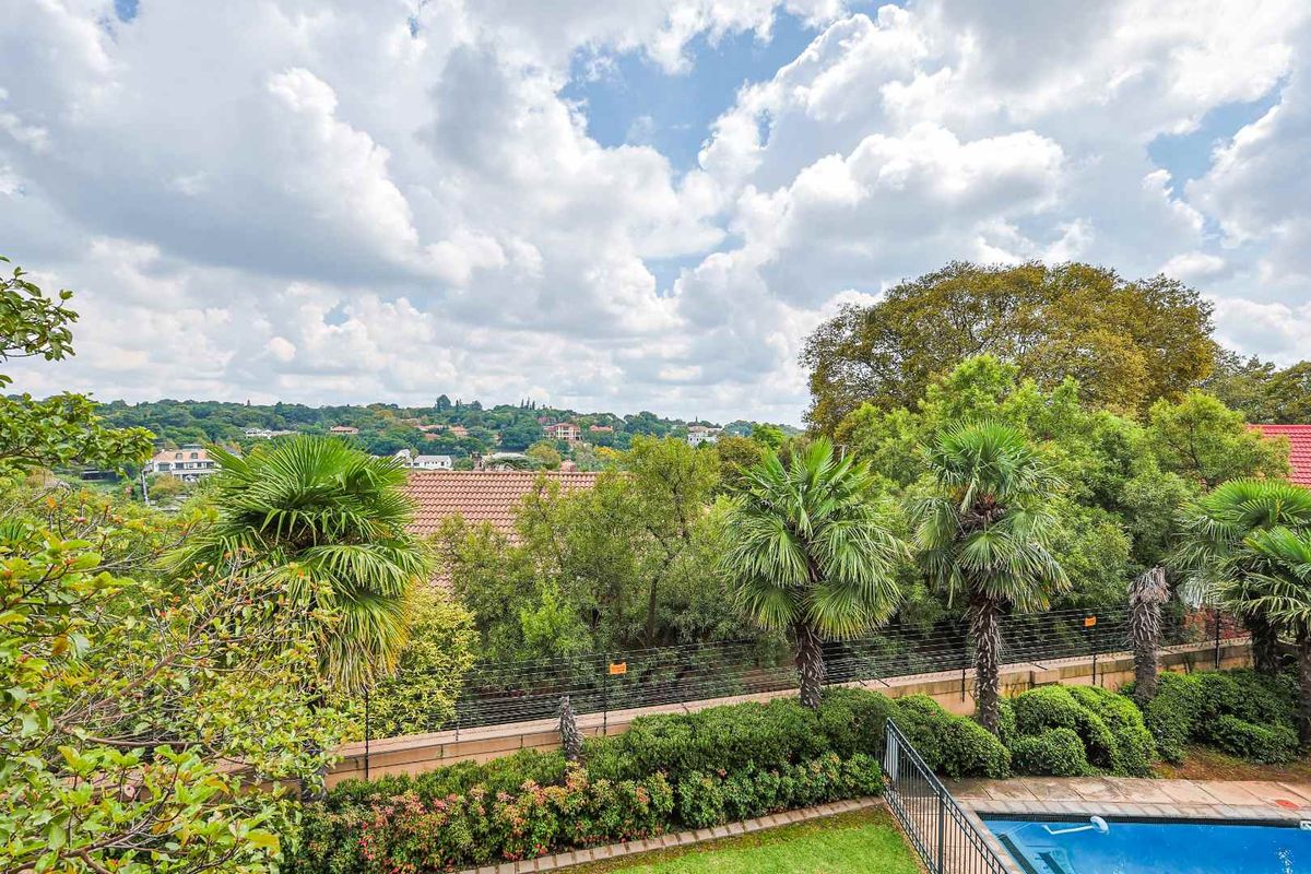 Elegant Family Living with Exceptional Security in Waterkloof Ridge - Photo 2