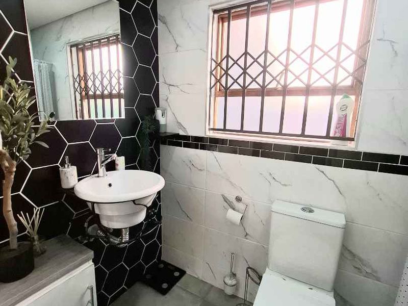 Top billing ultra modern rental income property - Photo 10