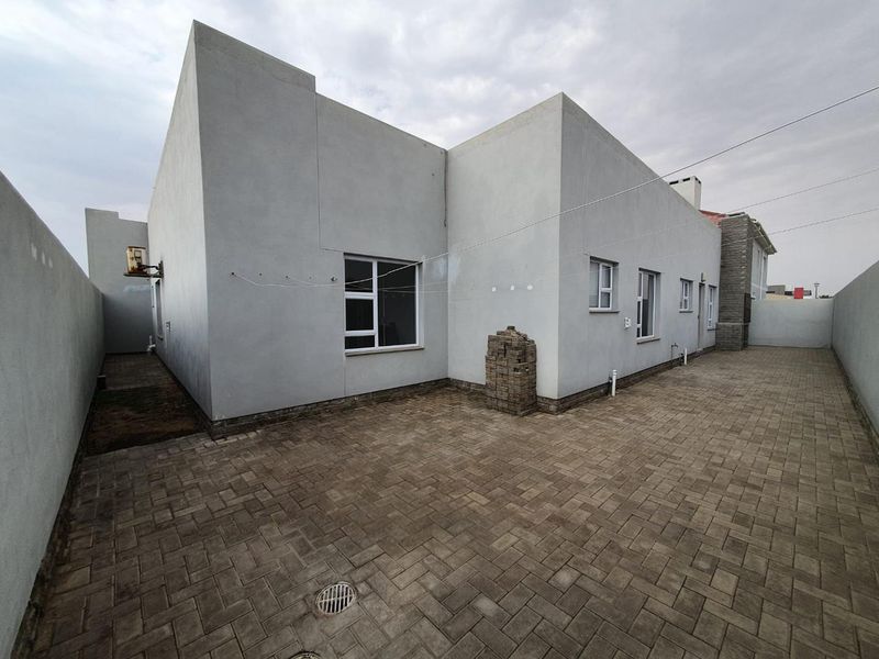 Perfect starter Home! - Photo 2