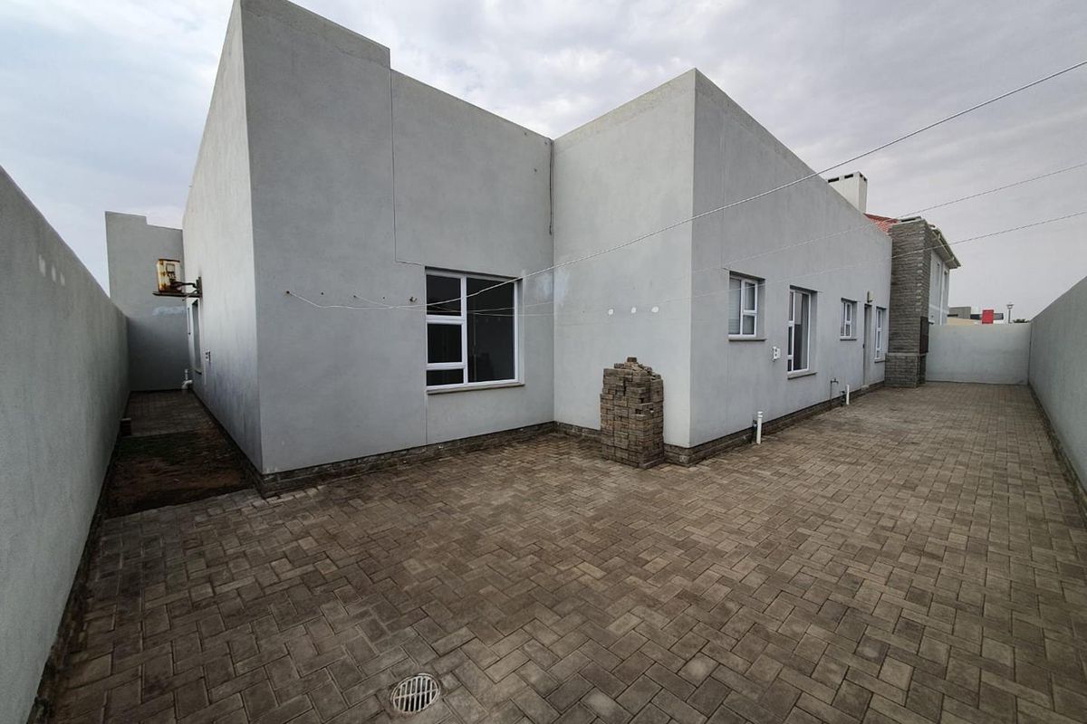 Perfect starter Home! - Photo 2