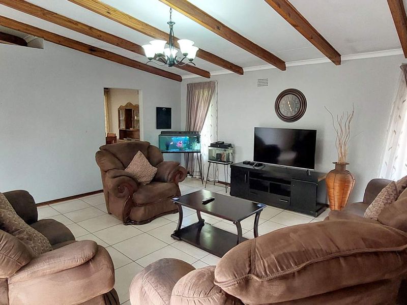 Family home for entertainers, offering extra flatlet - Photo 4