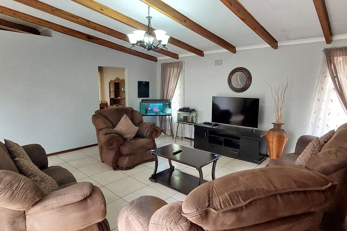 Family home for entertainers, offering extra flatlet - Photo 4