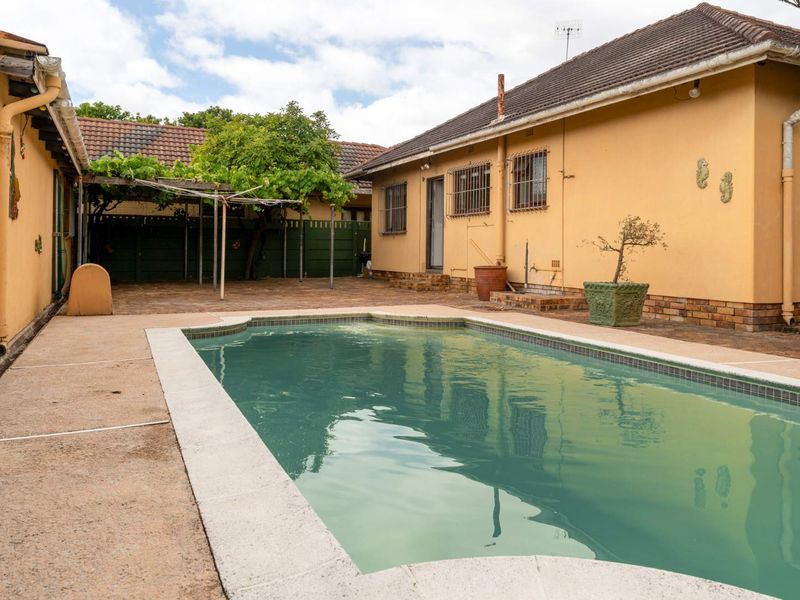 Charming Corner-Plot Home Opposite Royal Cape Golf Course - Photo 3