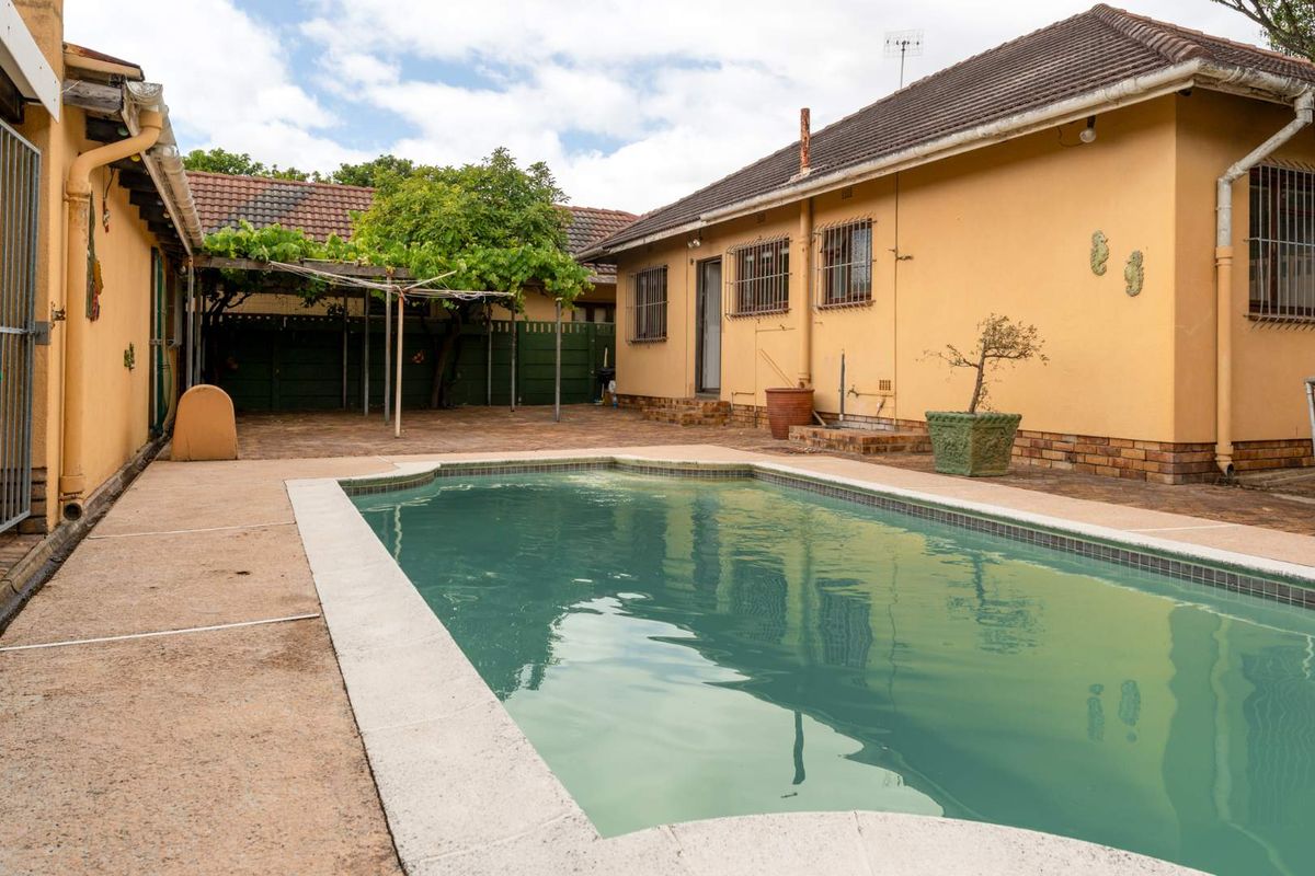 Charming Corner-Plot Home Opposite Royal Cape Golf Course - Photo 3