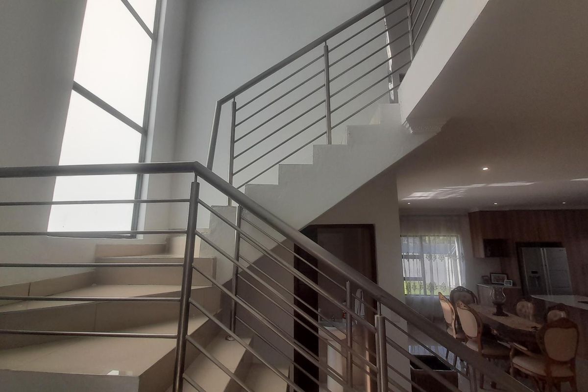 Elegant Home in Sought-After Melodie Estate. - Photo 4