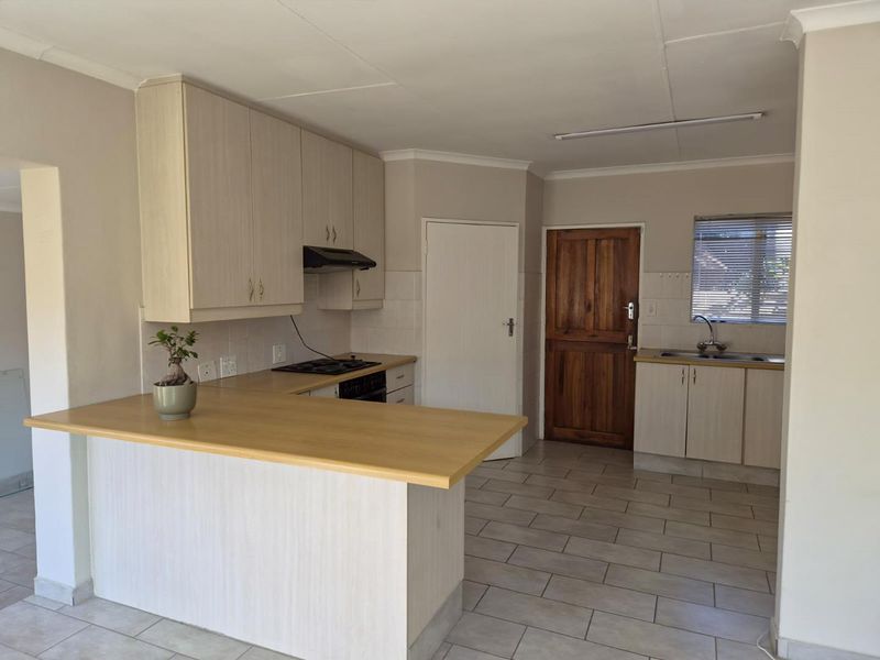 Spacious and light-filled 3-bedroom townhouse available to rent in the sought-after Ilala Palms complex in Eldoraigne. - Photo 7