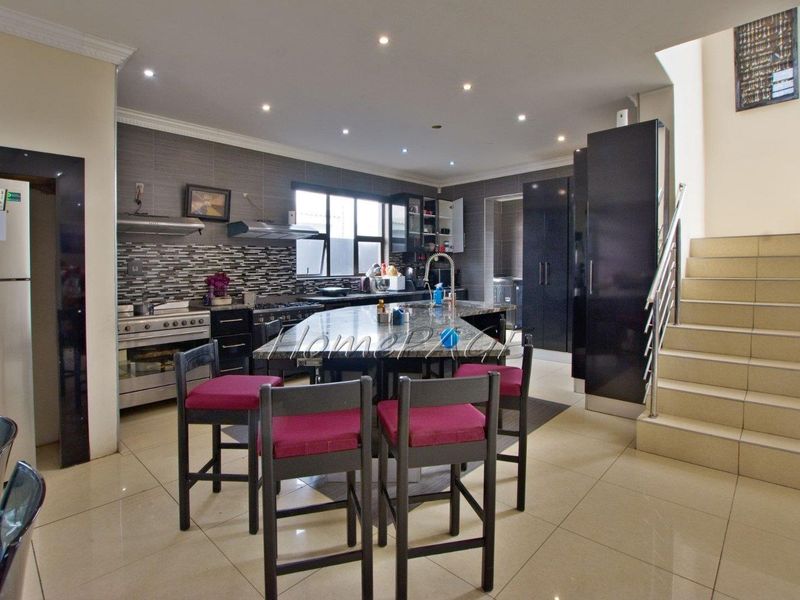 Fairway Estate, Walvis Bay:  Upmarket 5 Bedr Home is for Sale - Photo 8