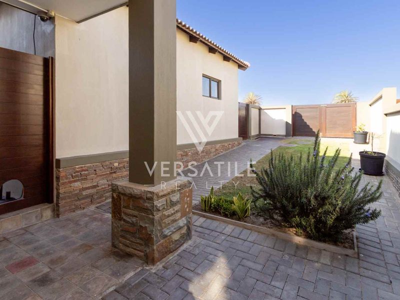 Townhouse For Sale - Photo 3