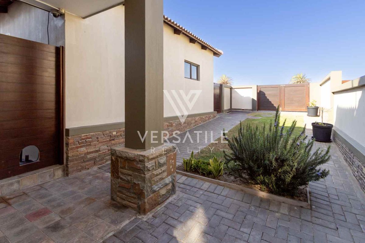 Townhouse For Sale - Photo 3