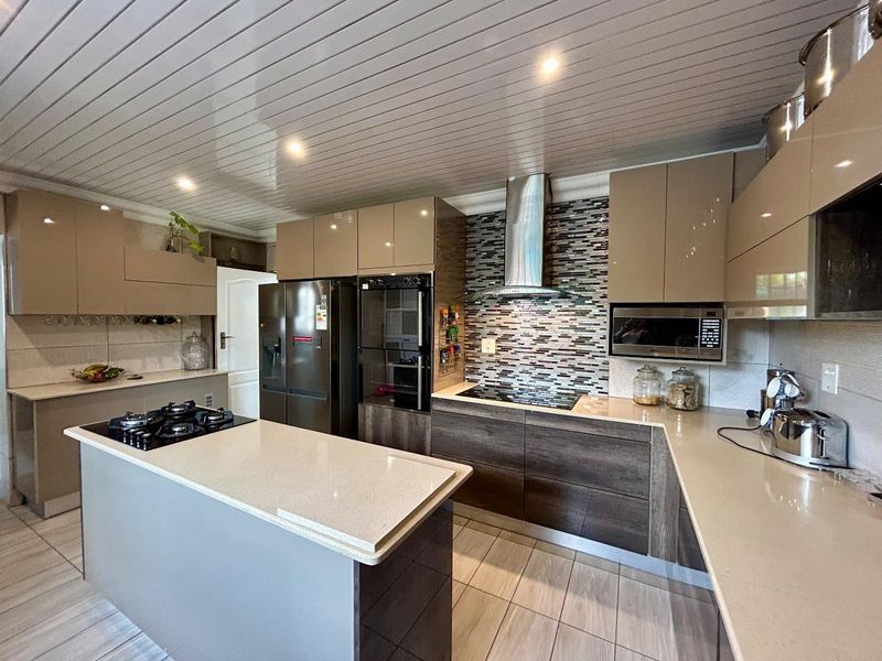 4 bedroom house with flat for sale. - Photo 8