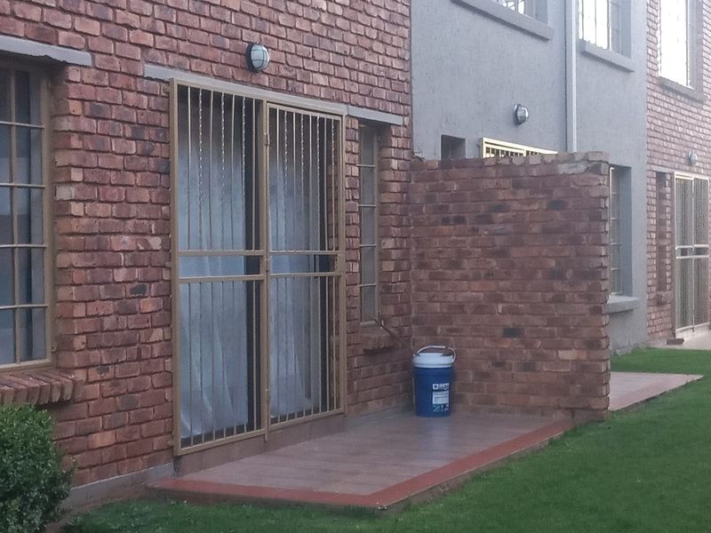 2 bedroom ground floor unit, walking distance from Eastrand Mall - Photo 1