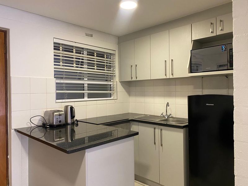 Beautifully renovated and furnished 2 Bed 1 Bath with Balcony - Photo 2