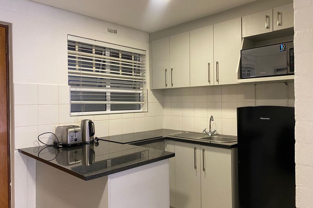 Beautifully renovated and furnished 2 Bed 1 Bath with Balcony - Photo 2