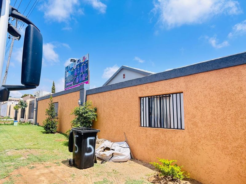 LUCRUTIVE BUSINESS WITH 12 UNITS AND A LAUNDRY!! - Photo 3