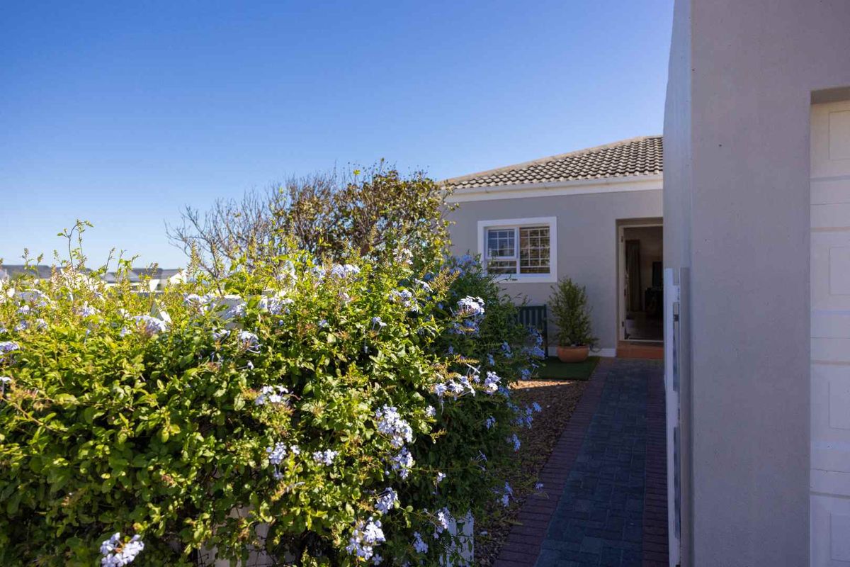 Charming, Secure Living in a Prime Location! - Photo 2