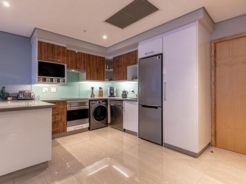 Where Luxury and Convenience Converge - Photo 10