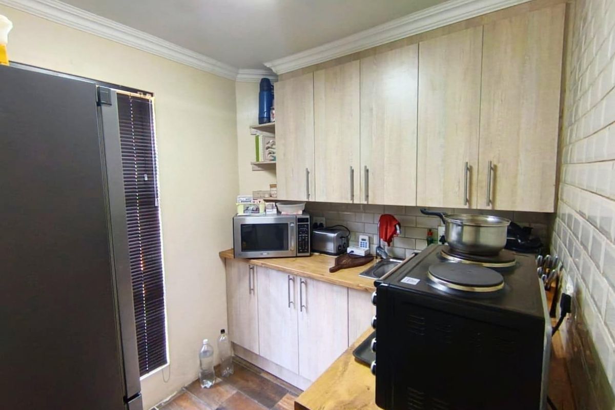 Langenhovenpark Luxury: 7 Beds, Pool & Rental Income! - Photo 5