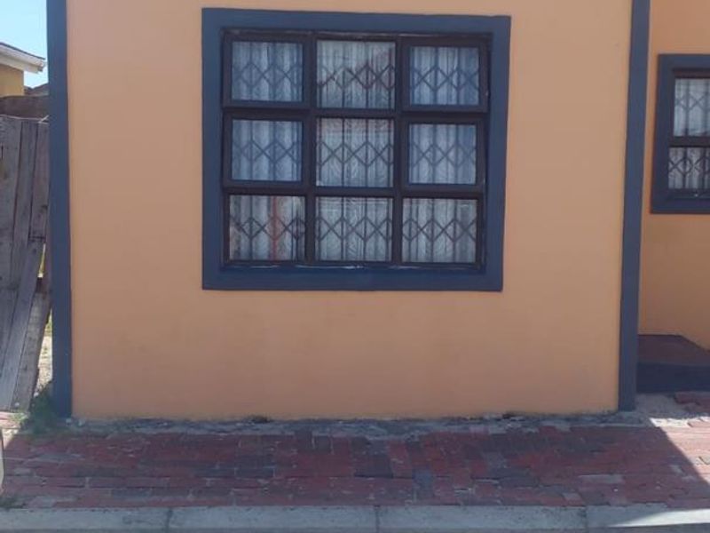 Charming Starter Home in KTC Nyanga for Only R450,000! - Photo 5