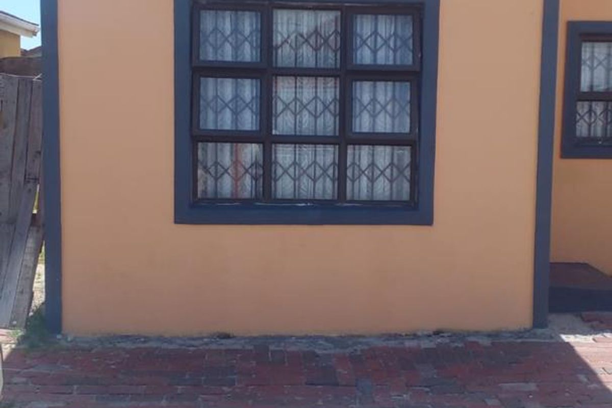 Charming Starter Home in KTC Nyanga for Only R450,000! - Photo 5