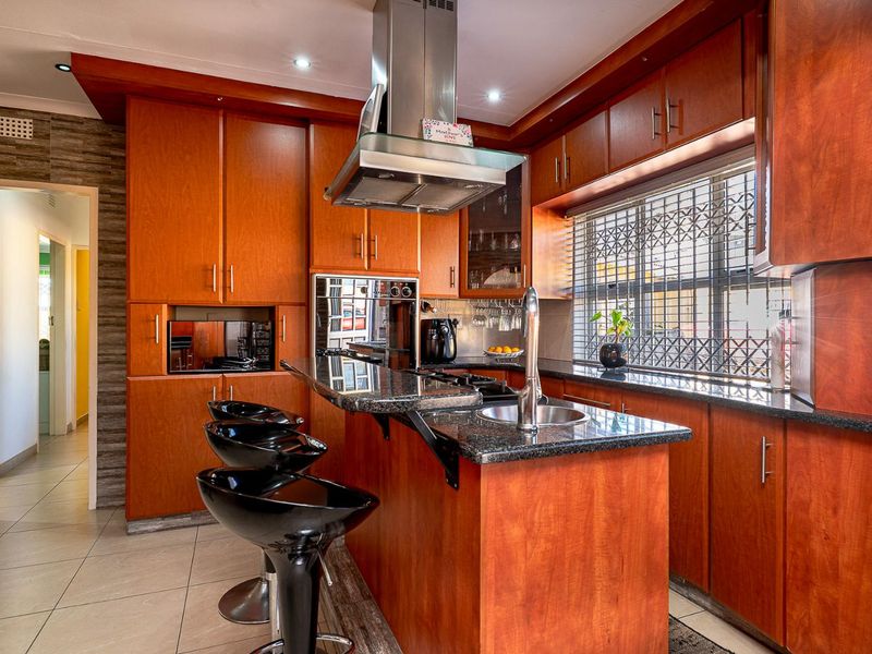 Spacious 4-Bedroom Home with Modern Comforts & Serene Green Views - Photo 10