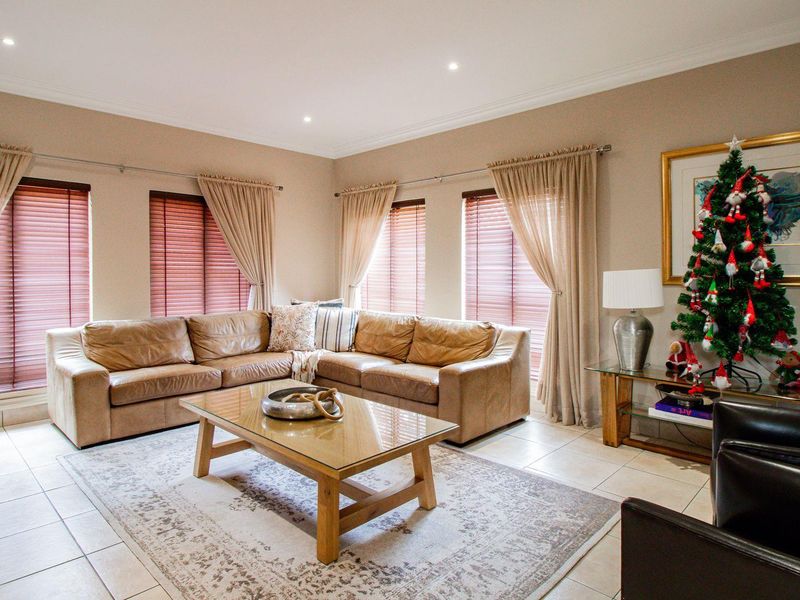 Elegant Cluster Home with Solar Power - Photo 10