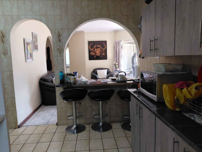 Comfortable Living: 3 Beds, 2 Baths & Pool Near Amenities - Photo 9