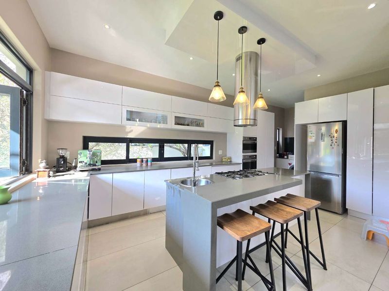4 Bedroom House plus study and more to Rent in Steyn City - Photo 10