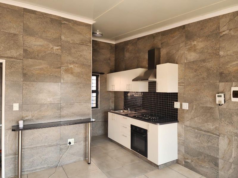 Otjomuise 2 bedroom apartment NEWLY RENOVATED for sale! - Photo 7