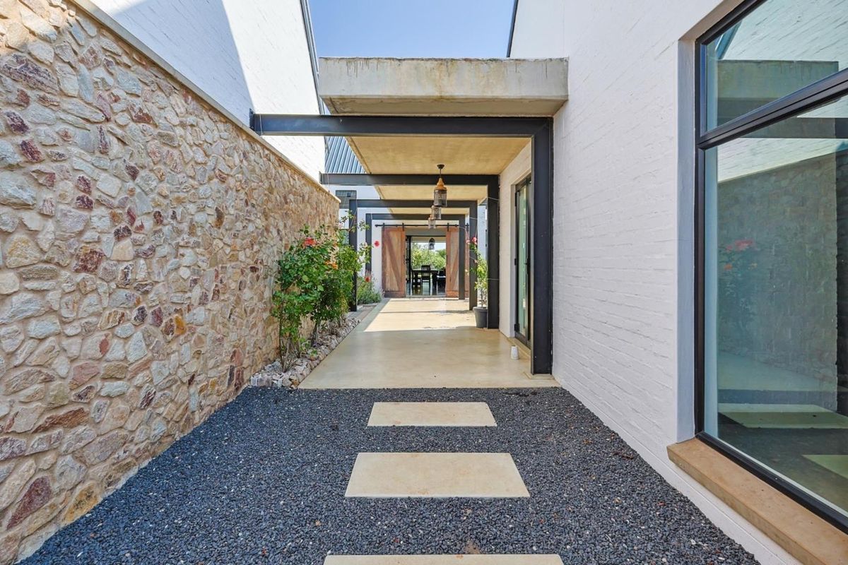 Stunning 4-Bedroom Urban Farmhouse in Ridge Estate - Photo 4