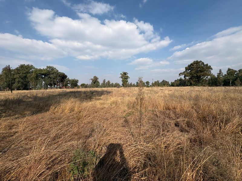 Versatile 2.4 ha Corner Stand of Agricultural Land Offering Space and Opportunity - Photo 2
