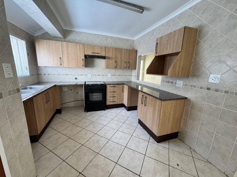Spacious & Pet-Friendly 3 Bedroom Townhouse with Large Garden and Modern Comforts - Photo 5