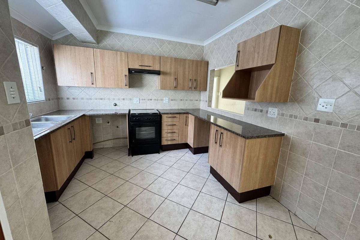 Spacious & Pet-Friendly 3 Bedroom Townhouse with Large Garden and Modern Comforts - Photo 5