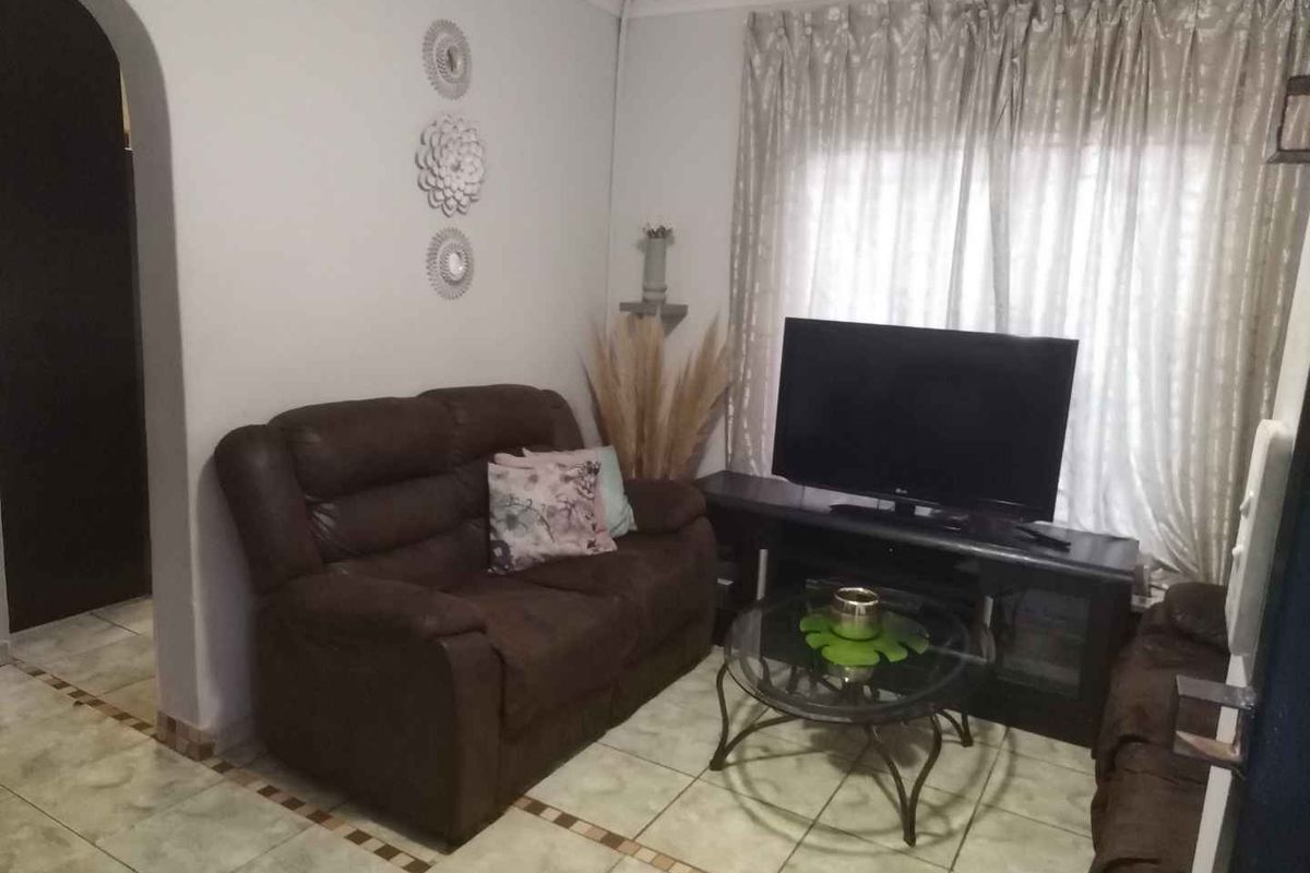 3 stunning bedrooms house for sale in Soshanguve VV - Photo 5