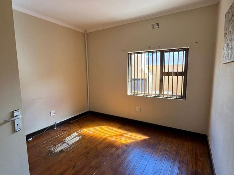 To Let: - Photo 6