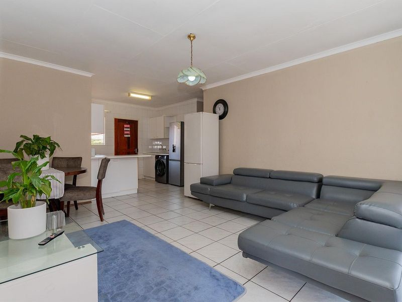 Modern 3-Bedroom Townhouse to Rent in Birchleigh – Prime Location Near Birchmed Day Clinic - Photo 2