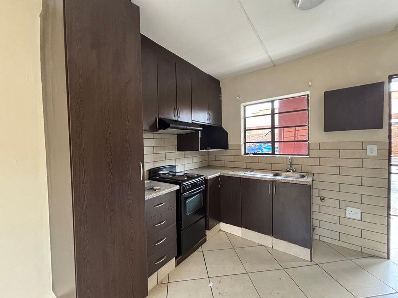 2 Bedroom Apartments for sale in Kempton Park - Photo 4