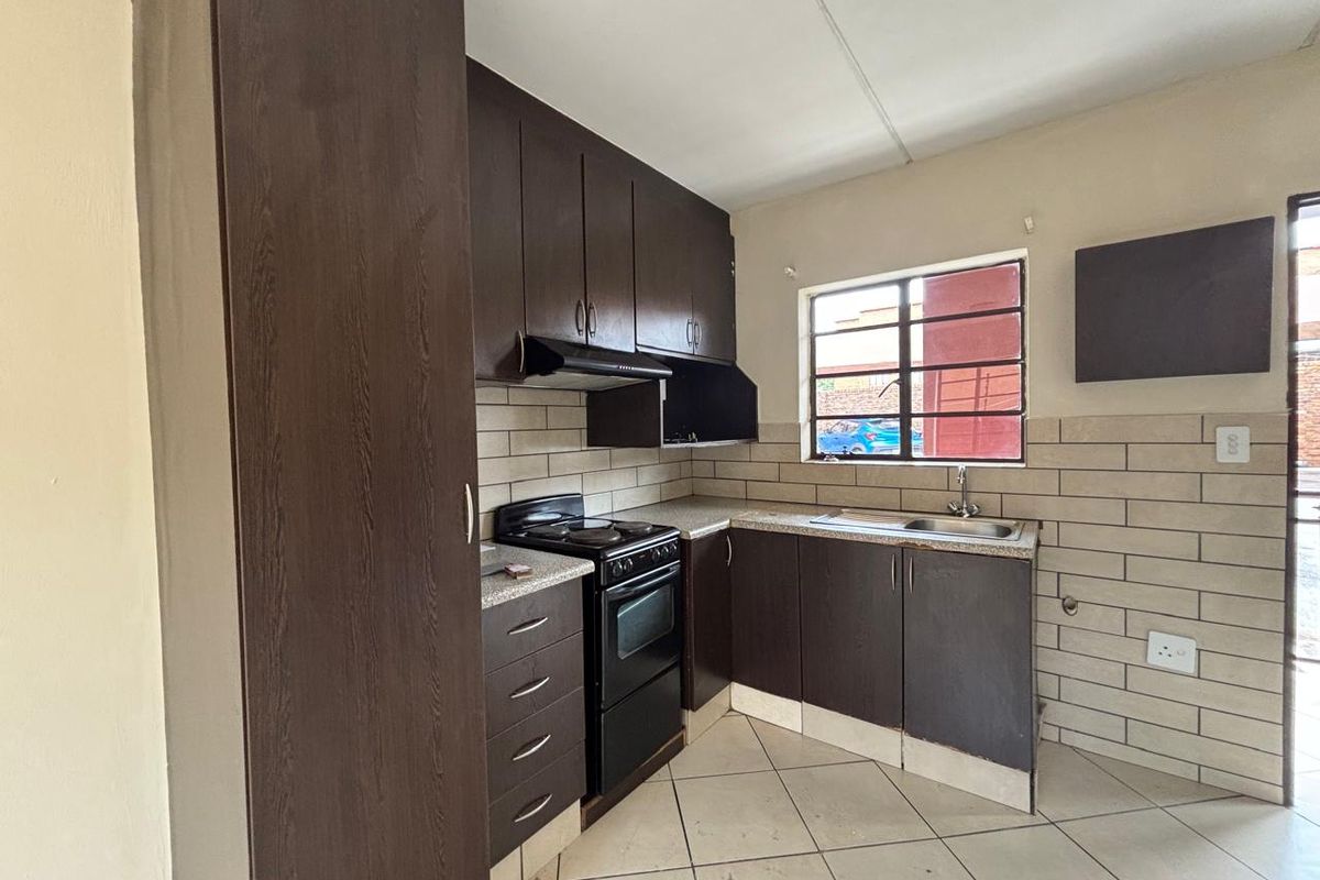 2 Bedroom Apartments for sale in Kempton Park - Photo 4