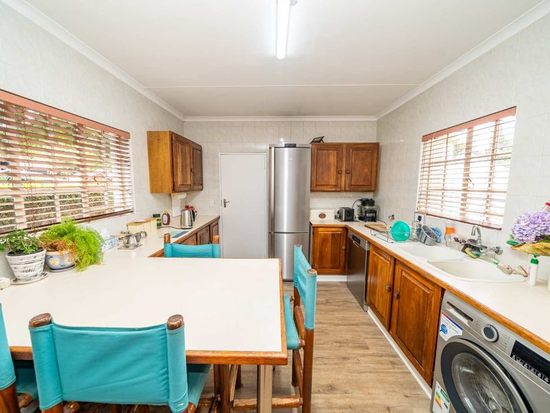 Private Family Living in Secure Brentwood Park Enclosure - Photo 4