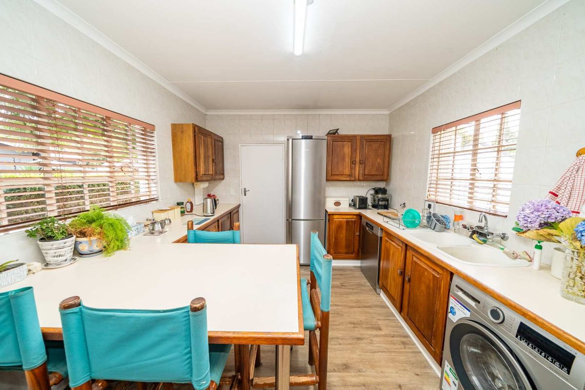 Private Family Living in Secure Brentwood Park Enclosure - Photo 4