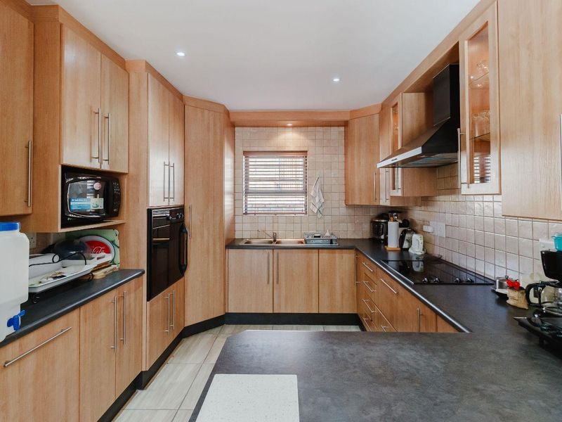 Stylish, Secure & Effortless Living in Kloofzicht Villas, Glenroy Park - Photo 5
