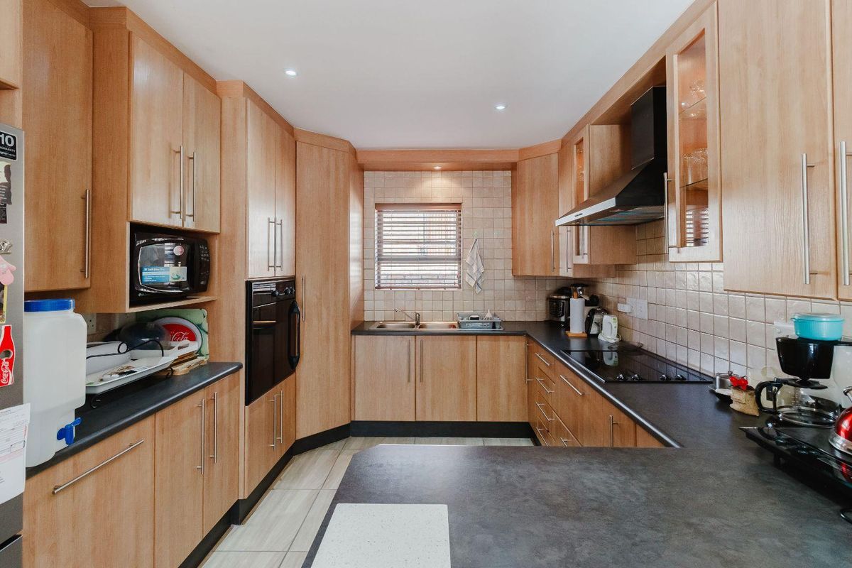 Stylish, Secure & Effortless Living in Kloofzicht Villas, Glenroy Park - Photo 5