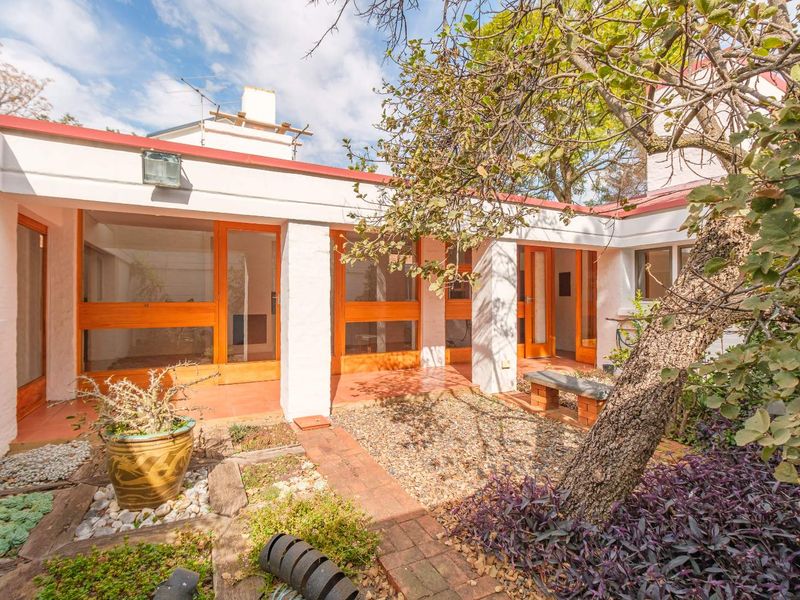 3 bed, 3 bath family home close to various schools in Waterkloof - Photo 1