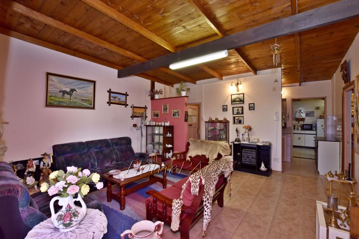 Ext 1, Henties Bay:  Large older home is fore sale - Photo 4