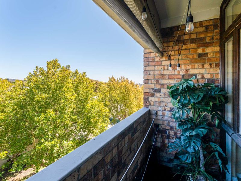 Spacious North-facing apartment with Balcony, Garage and Mountain views - Photo 4