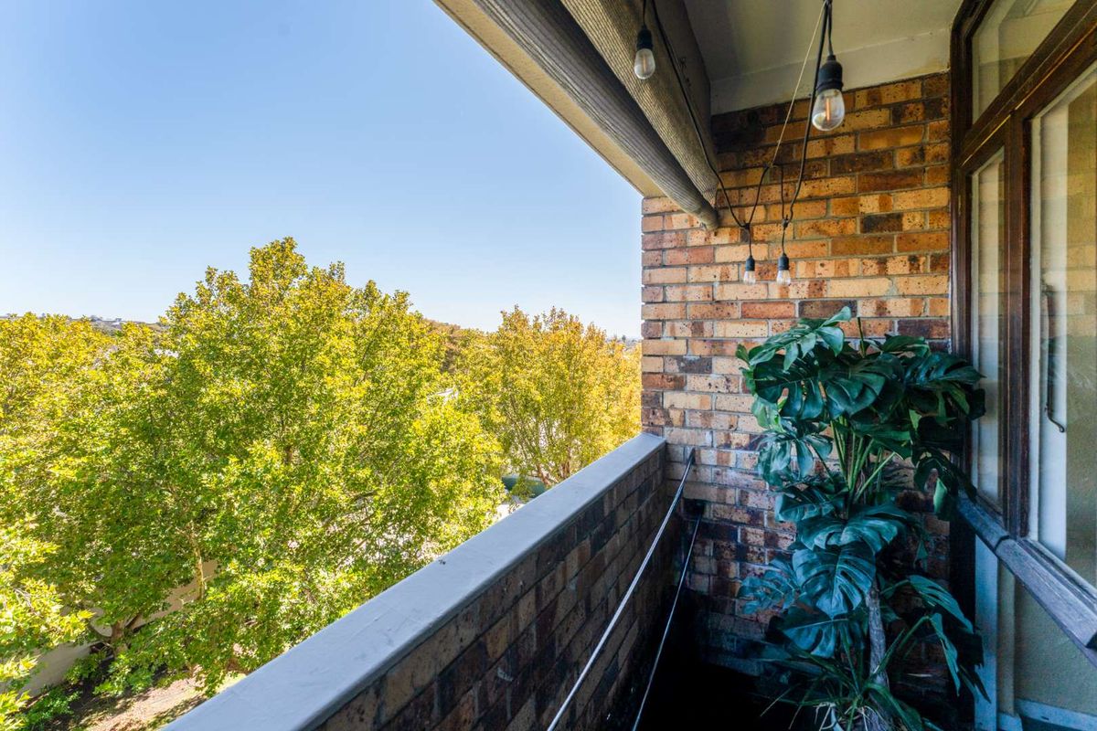 Spacious North-facing apartment with Balcony, Garage and Mountain views - Photo 4