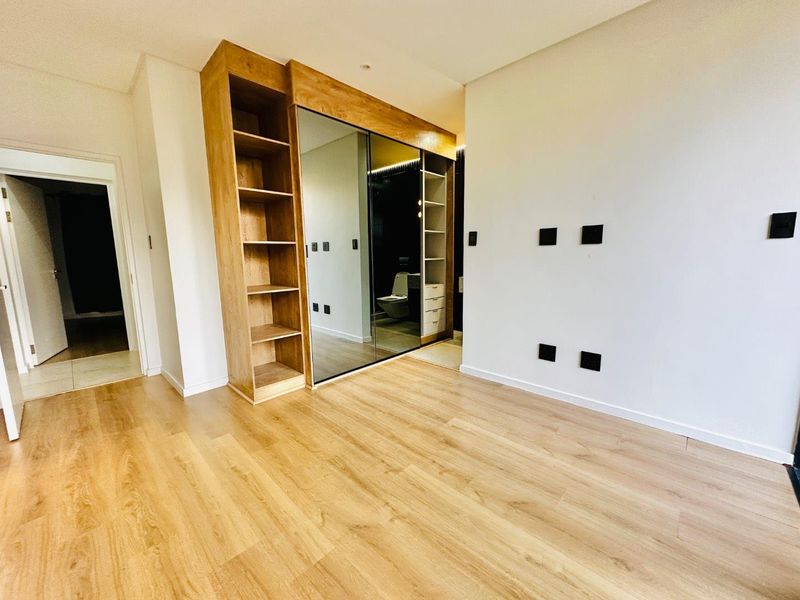 Stylish 2-Bed, 2-Bath Ground Floor Apartment with Private Splash Pool in Broadacres - Photo 9