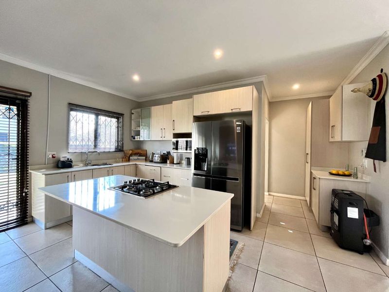 Stylish 3-Bedroom Family Home with Garden & Estate Amenities - Photo 8