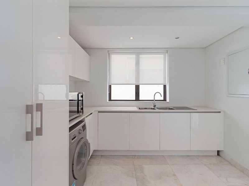 A Modern Sanctuary of Refined Coastal Living - Photo 9