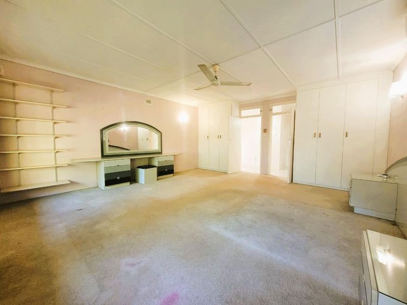 Large Family Home - Photo 8